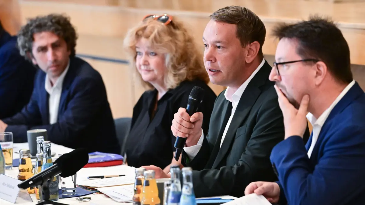 Jahresbericht antisemitische Vorfälle in Stuttgart: 13.07.2026, Baden-Württemberg, Stuttgart: Robert Ogmann (l-r), Projektleiter RIAS Baden-Württemberg, Barbara Traub, Vorstandssprecherin der Israelitischen Religionsgemeinschaft Württembergs, Oliver Hildenbrand (Bündnis 90 / Die Grünen), Minister für Soziales, Arbeit und Gesundheit in Baden-Württemberg, und Michael Blume, Beauftragter der Landesregierung Baden-Württemberg gegen Antisemitismus, stellen bei einer Pressekonferenz gemeinsam den Jahresbericht antisemitische Vorfälle vor. Die Jüdinnen und Juden in Baden-Württemberg werden nach Einschätzung der Recherche- und Informationsstelle Antisemitismus (Rias) in ihrem Alltag regelmäßig angefeindet. Das geht aus dem ersten Jahresbericht der Meldestelle zu antisemitischen Vorfällen im vergangenen Jahr hervor. Foto: Bernd Weißbrod/dpa +++ dpa-Bildfunk +++