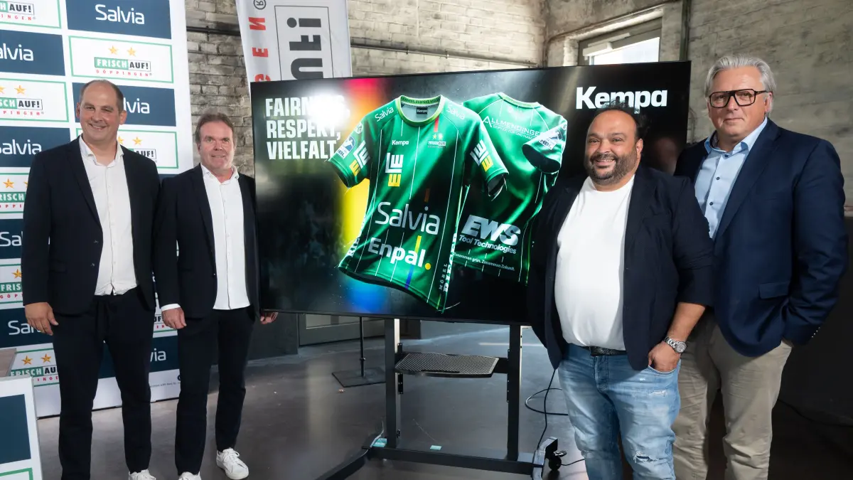 Handball: Überraschungs-Pressekonferenz von Frisch Auf, Seewiesenstraße 10, Eislingen Kesselhaus (Buntweberei) v. li. Peter Kühnle, Gerd Hofele, Filippo Salvia, Dirk Jannausch