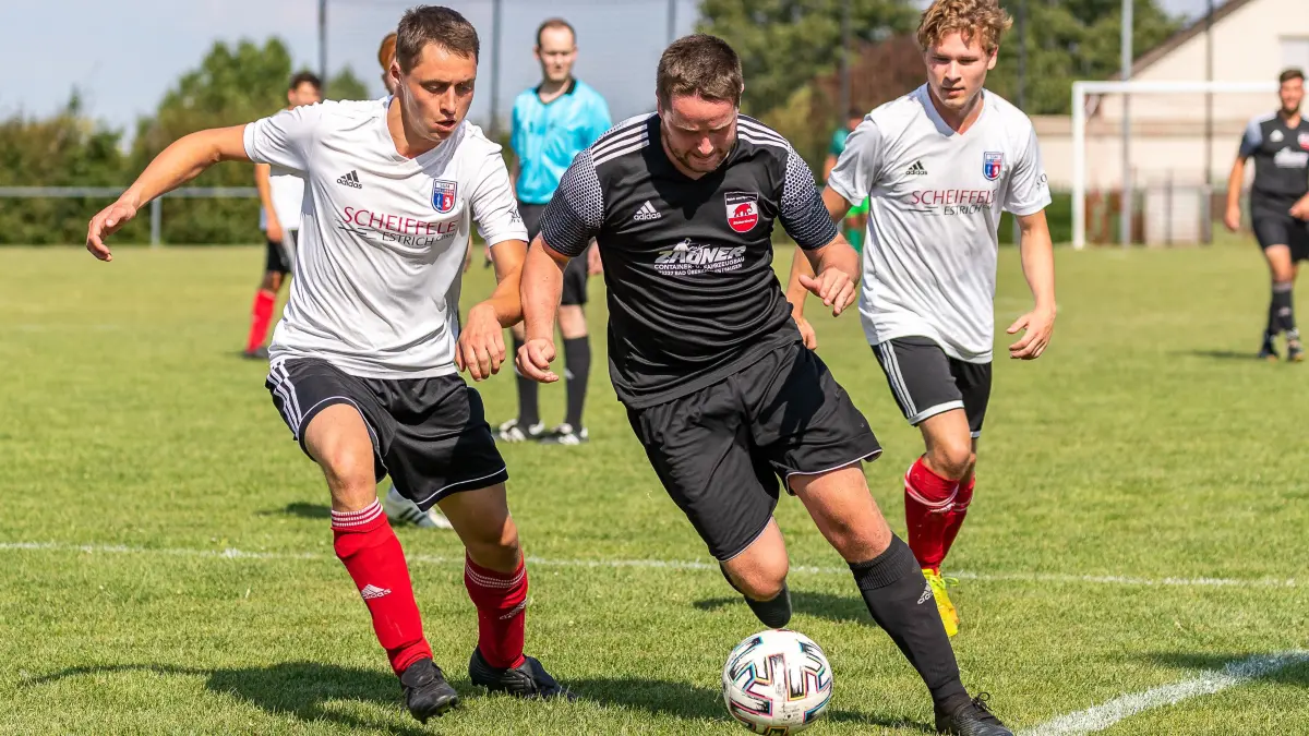 40. Kaiser-Pokalturnier 2022: 40. Kaiser-Pokalturnier 2022; SGM Nellingen/Aufhausen - SSC Stubersheim;
Alexander Fink (SSC Stubersheim, #4) versucht sich gegen 2 Verteidiger der SGM Nellingen/Aufhausen.
30.07.2022; , Stubersheim.
Foto: Thomas Madel