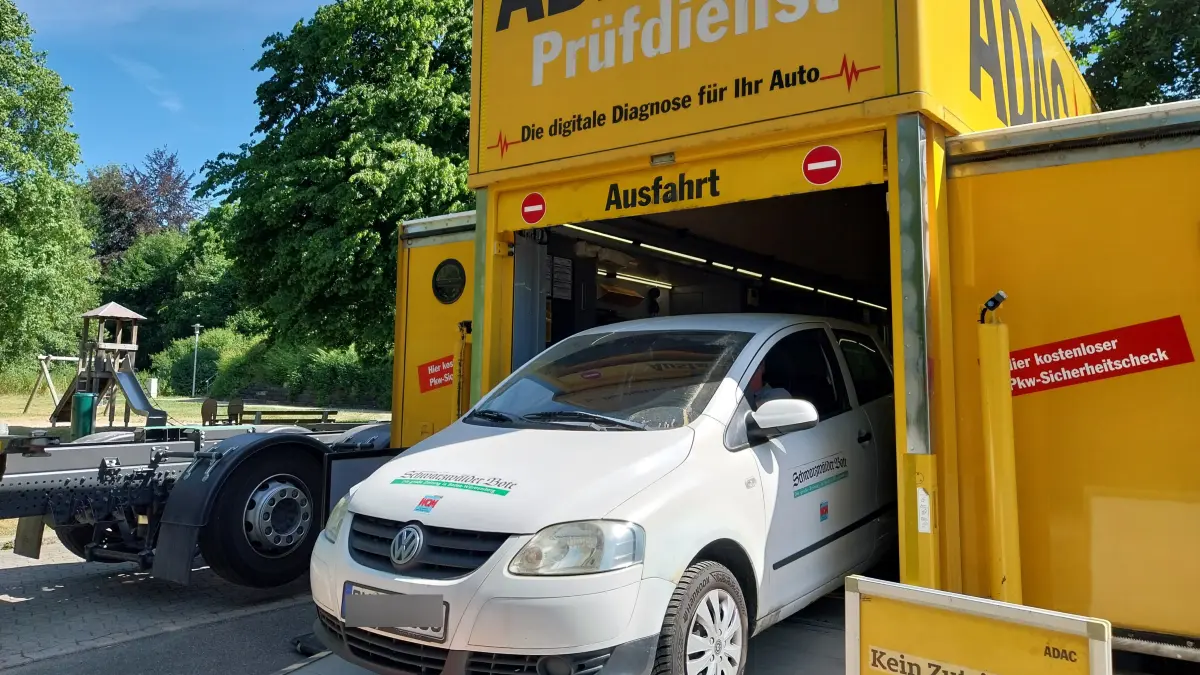 Auch das Redaktionsauto unterzog sich dem mobilen ADAC-Prüfdienst an der Zollernalb-Halle - allerdings mit ernüchterndem Ergebnis.