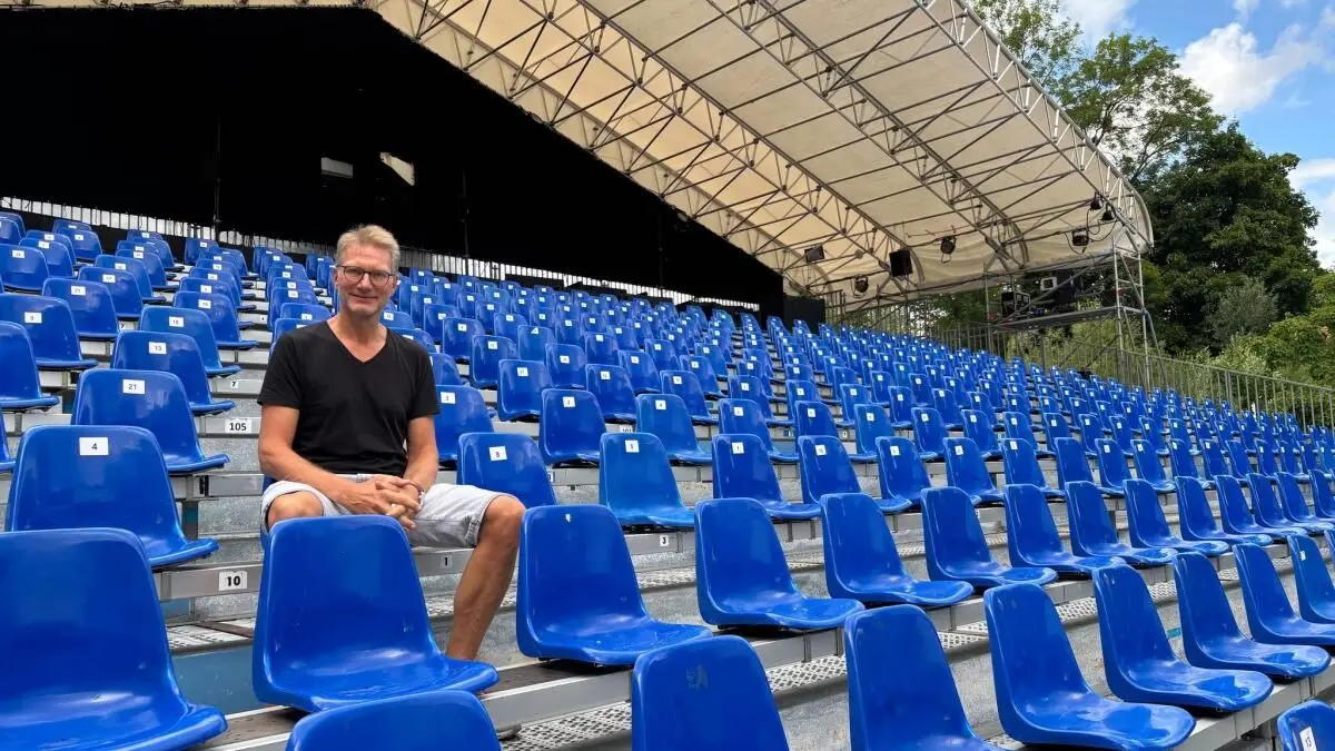 Veranstalter Carsten Schuffert wartet in seinem Sommernachtsdomizil auf die Gäste.
