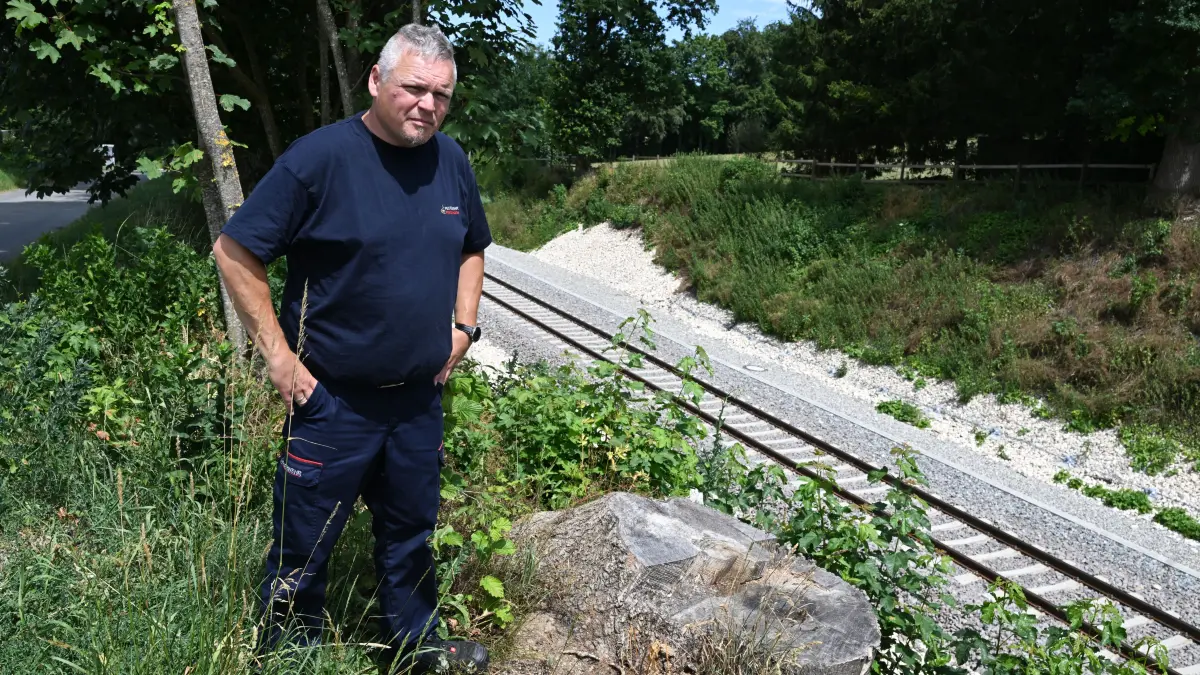 Der Feuerwehrmann Thomas Steinhardt steht an einer Unfallstelle, an der ein Jahr zuvor ein Zug entgleist war. Er war bei dem Zugunglück im Einsatz.