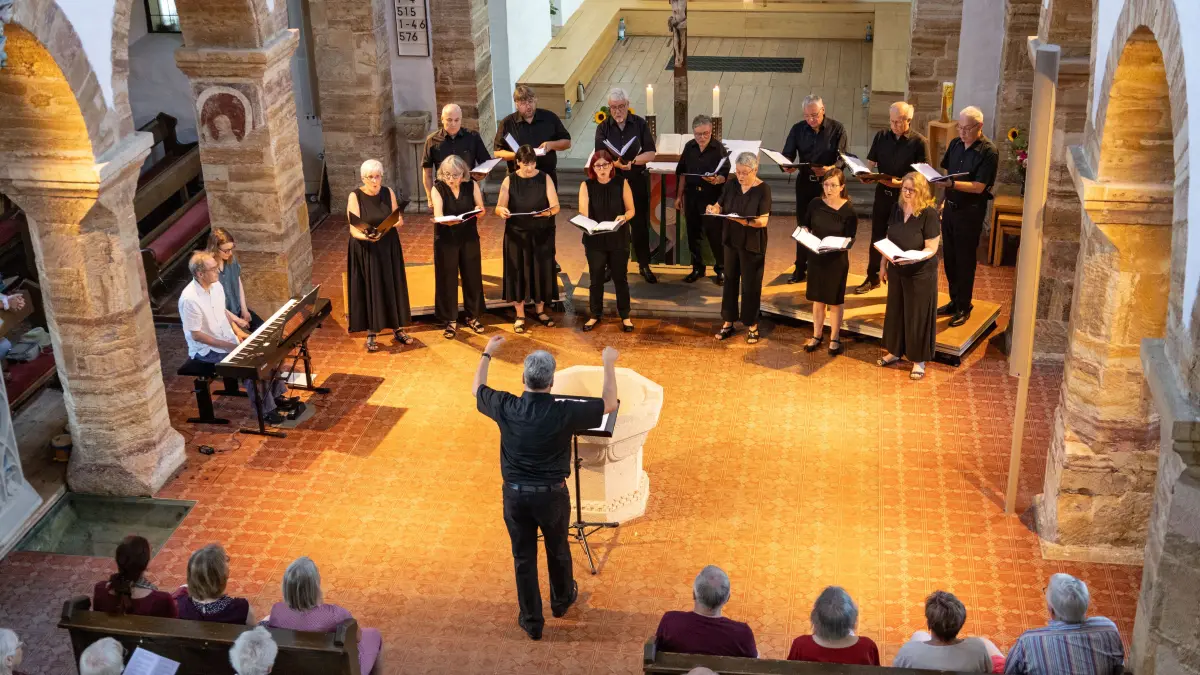 Jubiläumskonzert von Vocal 16, Ltg. Thomas Gindele, in der Stiftskirche in Bad Boll, begleitet von Rainer Maria Rückschloß an der Orgel, anlässlich des 10-jährigen Bestehens