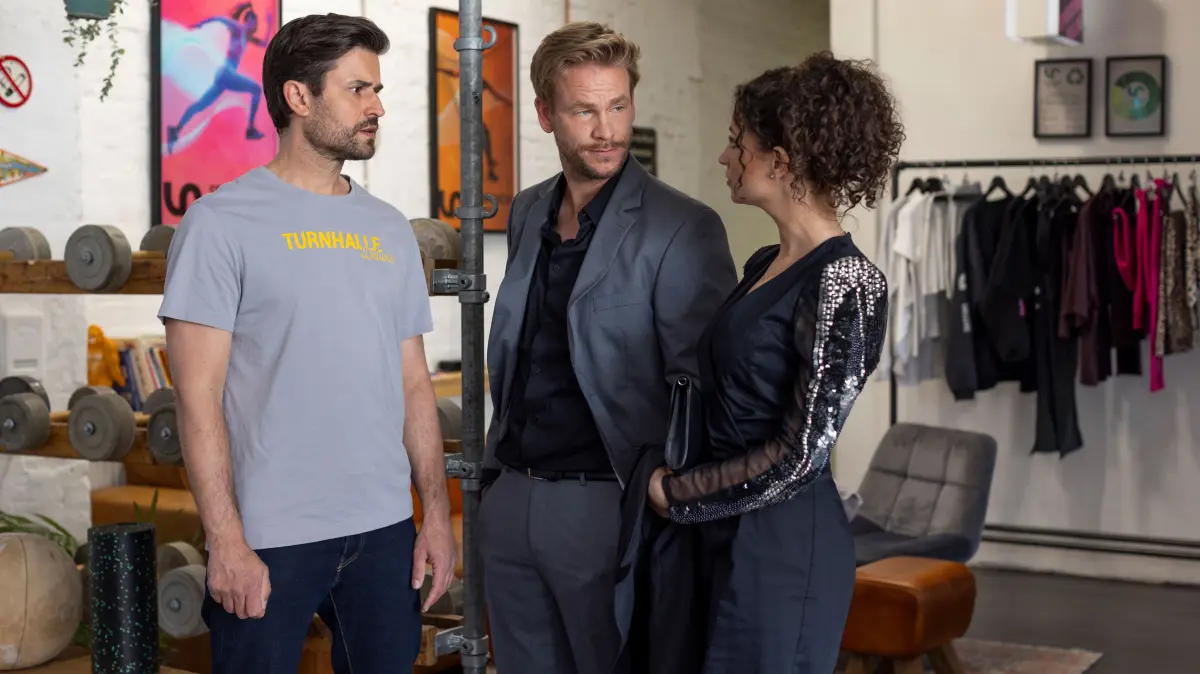 Paco (Milos Vukovic, l.) und Naomi (Nadine Menz) meistern ihren Teil der Mission. In der Mitte Alexander (Frederic Heidorn)