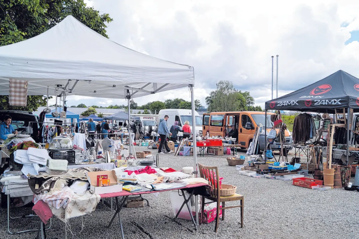 Der Flohmarkt auf dem Festplatz zieht jede Woche Schnäppchenjäger an.