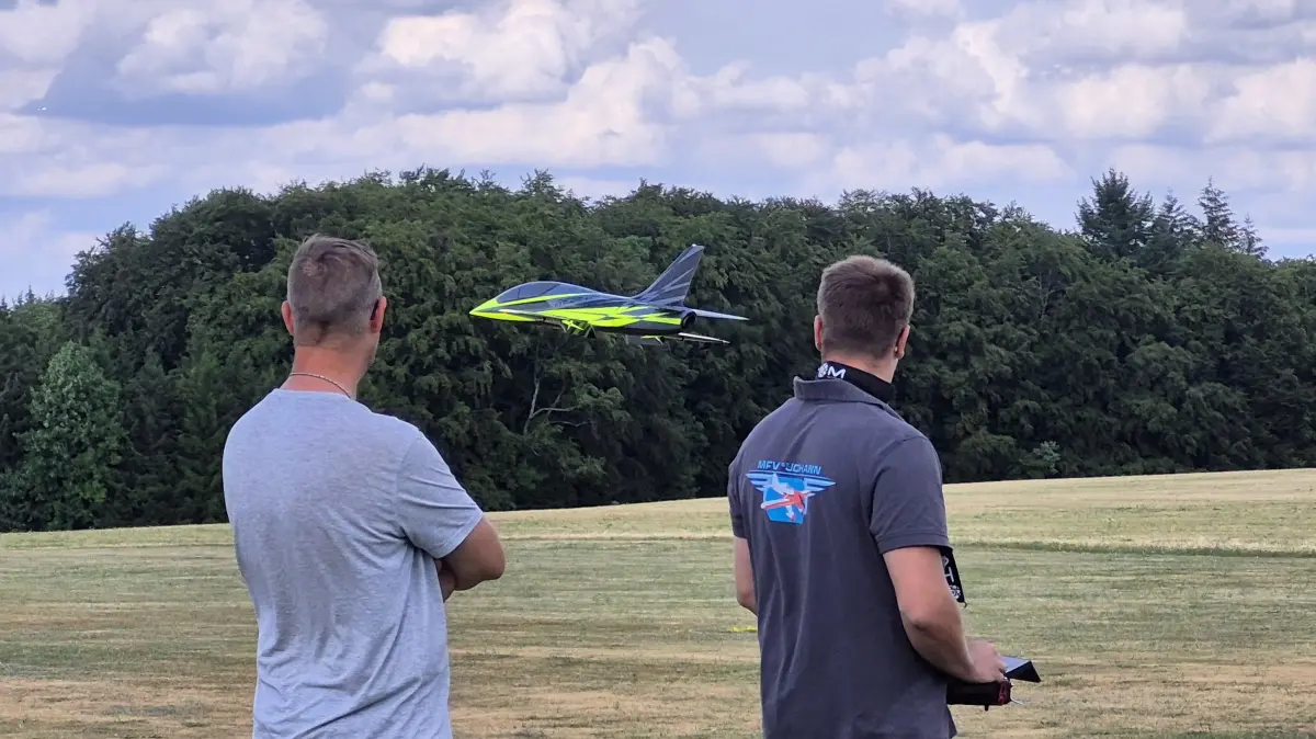 Tobias Scheiber und Tim Wagner vom MFV St. Johann lassen Wagners Jet fliegen.