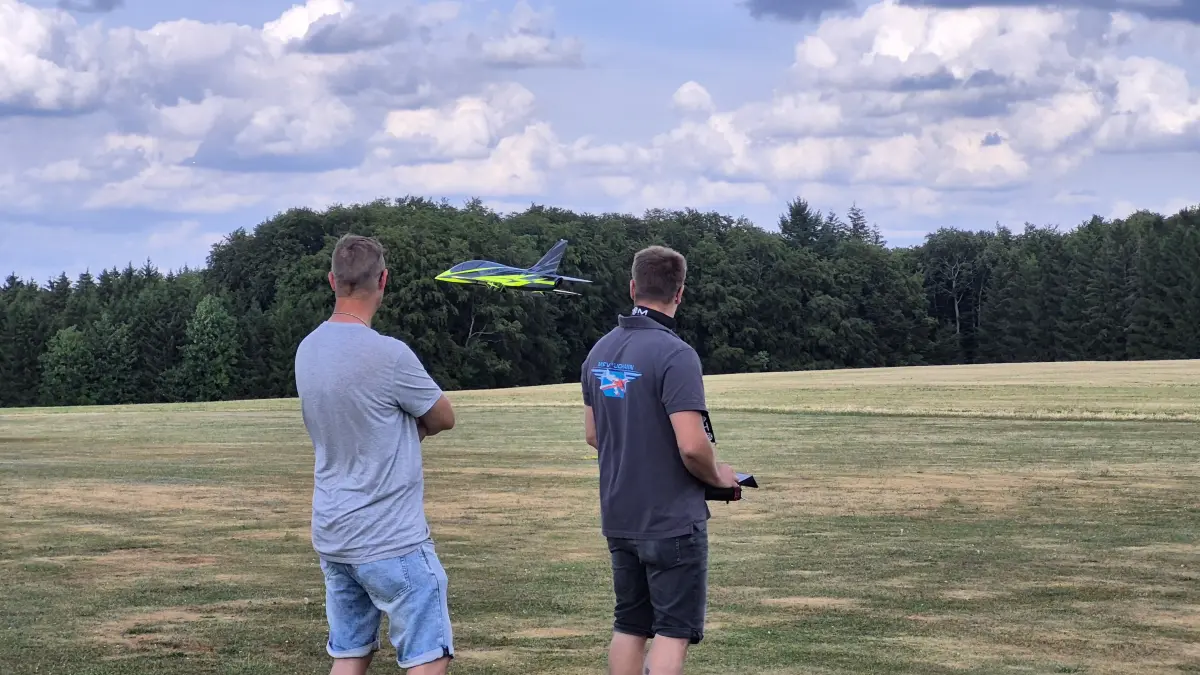 Tobias Scheiber und Tim Wagner vom MFV St. Johann lassen Wagners Jet fliegen.