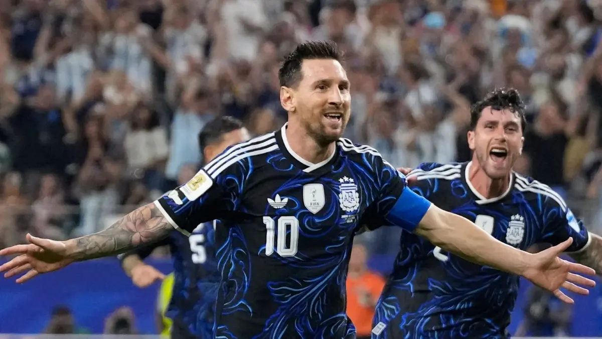WM 2026 - Jordanien - Argentinien: ARCHIV - 27.06.2026, USA, Arlington: Fußball, Männer: WM, Vorrunde, Gruppe J, 3. Spieltag, Jordanien - Argentinien. Der Argentinier Lionel Messi (10) jubelt nach dem dritten Tor seiner Mannschaft. (zu dpa: «Wie mit Maradona: Argentinien im blauen Trikot gegen England») Foto: Tony Gutierrez/AP/dpa +++ dpa-Bildfunk +++