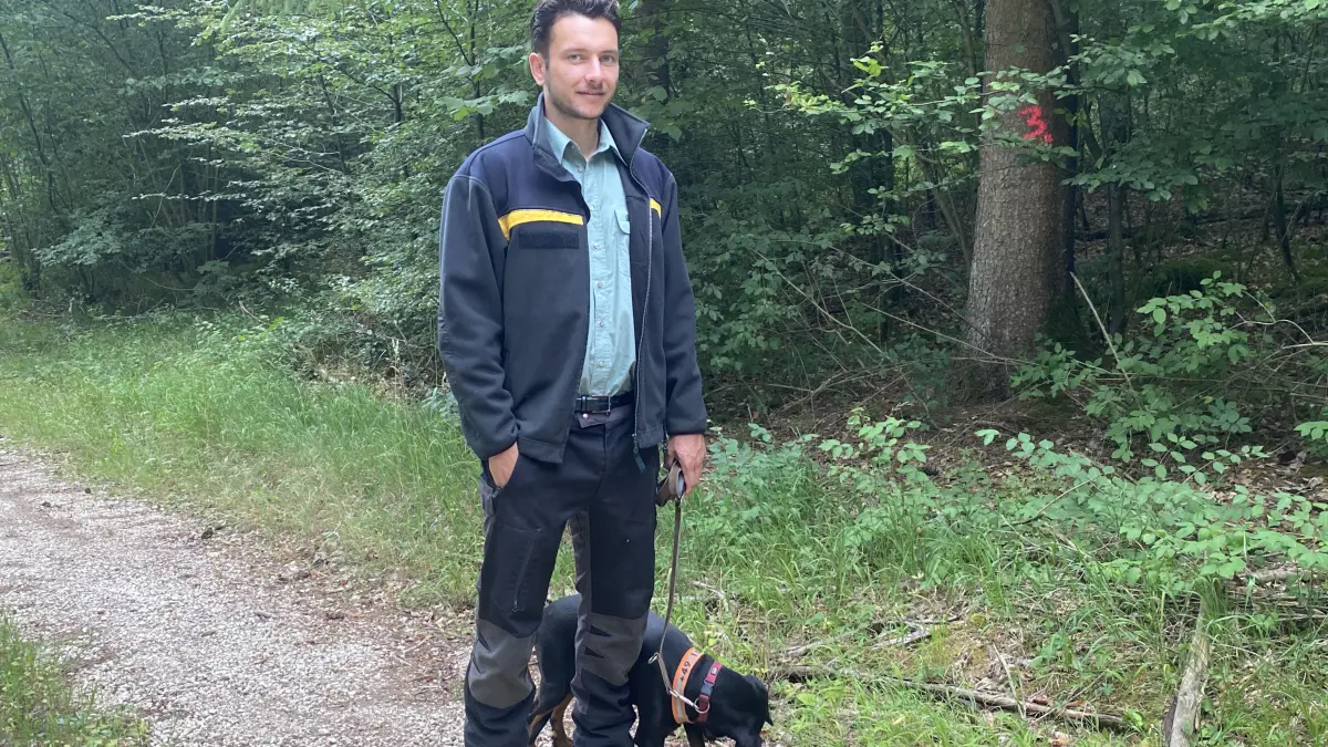 Robin Langlouis mit seiner Jagdhündin Lexa. Langlouis wechselte vom Forstamt Alb-Donau-Kreis nach Schelklingen – und damit zu einer Arbeitsstelle, die weniger mit dem Schreibtisch und umso mehr mit praktischer Arbeit draußen im Wald zu tun hat.