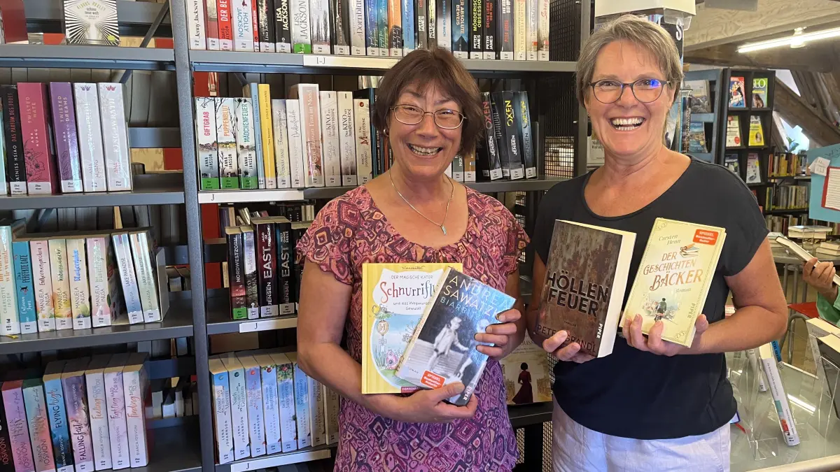 Ulla Krämer und Annegret Braun empfehlen Lektüren für die Urlaubszeit.