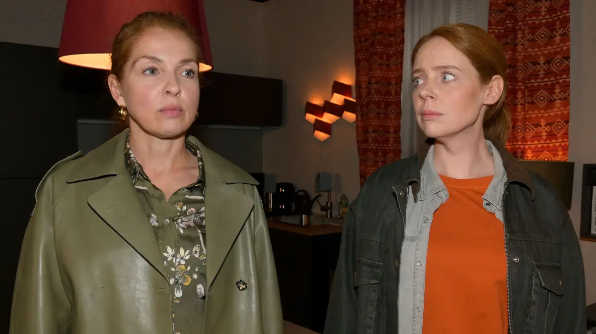 In Toni (Olivia Marei, r.) wächst so langsam der Verdacht, dass Nina (Maria Wedig) die Täterin sein könnte.