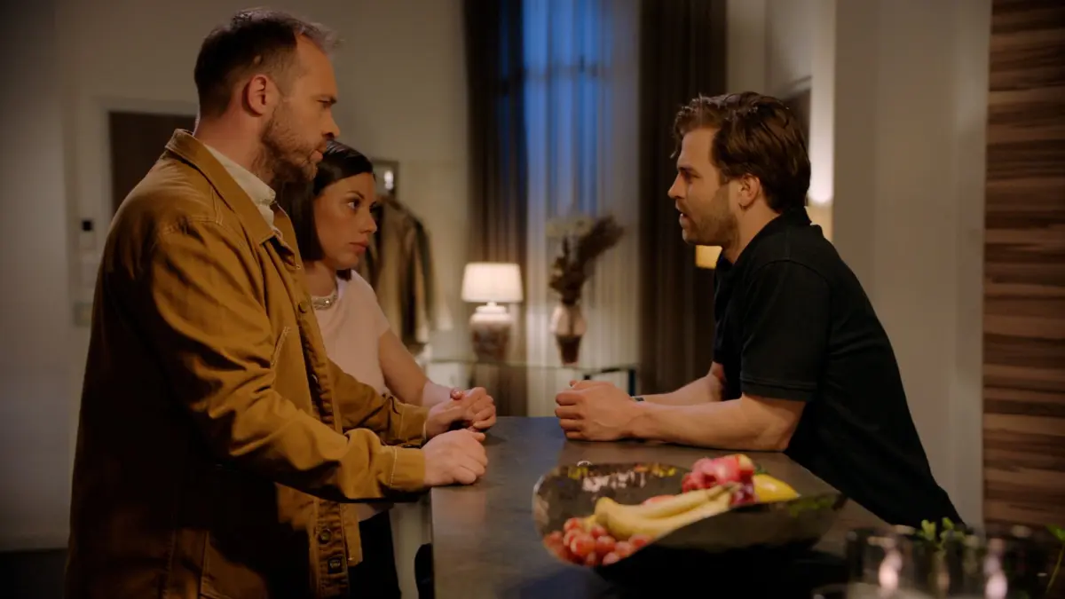 Erik (Patrick Heinrich) wird von Julian (Onno Buß) vor Matilda (Anna-Katharina Fecher) bloßgestellt.