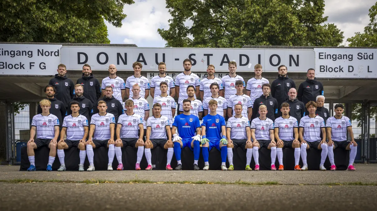 Fußball, SSV Ulm, Medientag im Donaustadion mit Aufnahme Mannschaftsbild und Porträtaufnahmen