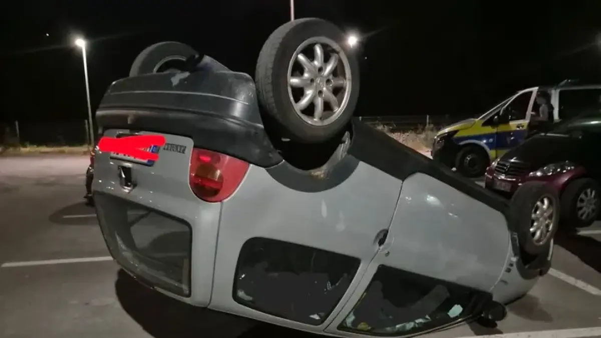Der Renault Twingo, der am Samstag (11. Juli 2026) auf den Kopf gedreht wurde.
