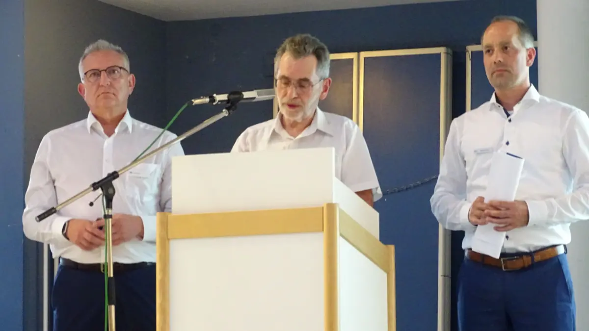 Von links: Bankvorstand Sascha Treml, Aufsichtsrat Dieter Gölz und ganz außen rechts Bankvorstand Martin Krapf. Fragen zur Bankenfusion aus der Mitte der eingeladenen Bankmitglieder, wurden von Aufsichtsrat Dieter Gölz umfassend beantwortet. Die beiden Vorstände stehen ihm hierbei zur Seite.