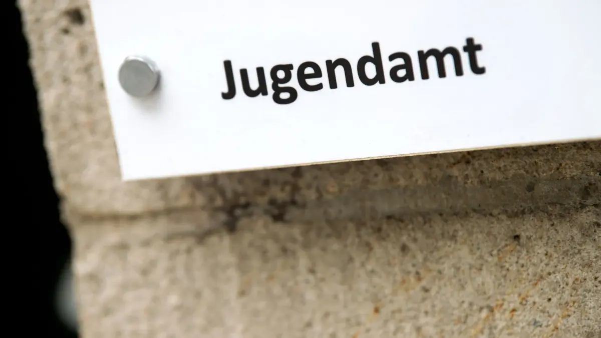 Jugendamt: ARCHIV - 14.09.2017, Sachsen, Dresden: Der Schriftzug "Jugendamt" ist auf einem Schild zu lesen. (zu dpa: «Weniger junge Menschen in Obhut der Jugendämter») Foto: Arno Burgi/dpa-Zentralbild/dpa +++ dpa-Bildfunk +++