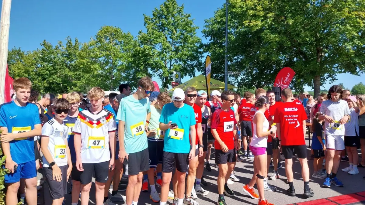 Gespannt warten die Läuferinnen und Läufer auf den Startschuss des Fest-am-See-Laufs in Lautenbach.