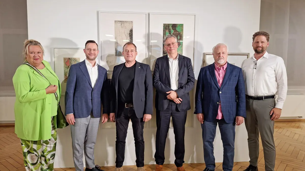 : Stellvertretende Vorsitzende Dr. Anja Hoppe, Vorsitzender Benjamin Wurm, Erster Bürgermeister Roland Schmidt, Rechnungsprüfer Frank Wieland, Schatzmeister Kurt Senger, Museumsdirektor Dr. Kai Hohenfeld