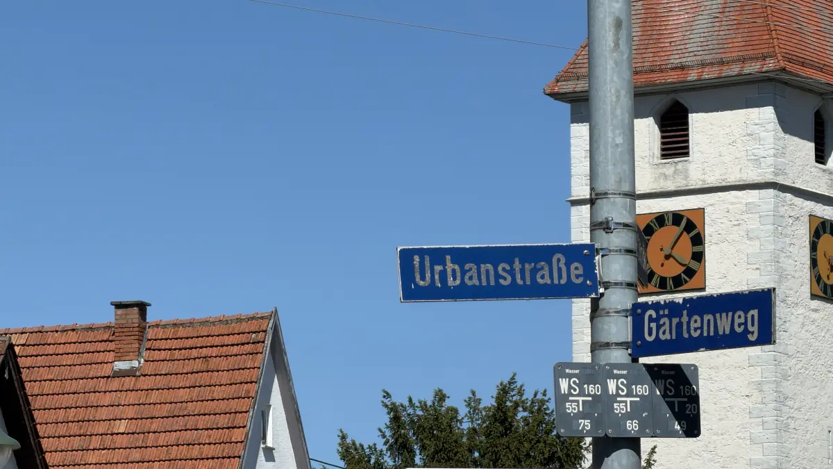 Männliche Personen, die entlang der Urbanstraße in Weilheim unterwegs waren, sollen eine strafbare NS-Parole gerufen haben. Dies war Anlass für eine persönliche Erklärung des Ortsvorstehers.