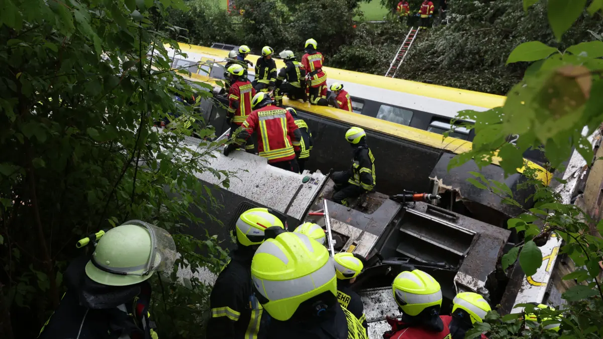 Rettungskräfte suchen in einem entgleisten Zug nach Fahrgästen. Das Zugunglück von Riedlingen jährt sich zum ersten Mal.