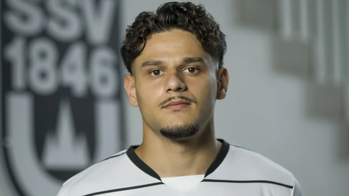Fußball, SSV Ulm, Medientag im Donaustadion mit Aufnahme Mannschaftsbild und Porträtaufnahmen, Halim Eroglu