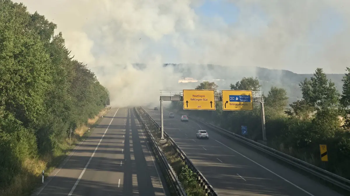 FW Boeblingen: Grosser Flaechenbrand auf Getreidefeldern<br />
Boeblingen (ots)<br />
<br />
Die Feuerwehr Boeblingen wurde am Sonntagabend gegen 19.20 Uhr zu einem Flaechenbrand an der B464 zwischen Boeblingen und Dagersheim alarmiert. Bereits auf der Anfahrt bestaetigte sich das Lagebild aufgrund einer massiven Rauchentwicklung, sodass das Alarmstichwort erhoeht wurde. Es brannten mehrere noch nicht abgeerntete Getreidefelder auf einer Flaeche von rund vier Hektar. Neben der Feuerwehr Boeblingen, die mit zahlreichen Kraeften und wasserfuehrenden Fahrzeugen im Einsatz war, unterstuetzten auch die Feuerwehr Sindelfingen sowie die Fuehrungsgruppe des Landkreises die Einsatzmassnahmen. Auch Kreisbrandmeister Martin Amler war vor Ort.<br />
<br />
Die Einsatzkraefte leiteten mit mehreren Strahlrohren umgehend einen umfassenden Loeschangriff ein, der von verschiedenen Seiten vorgetragen wurde. Oertliche Landwirte unterstuetzten die Massnahmen, indem sie eine Schneise zwischen dem Brandbereich und den noch nicht betroffenen Feldern zogen. Durch die Drohnengruppe der Feuerwehr Boeblingen konnte schnell ein Lagebild aus der Luft erstellt werden, das die Einsatzleitung bei der Erkundung und Festlegung der Massnahmen unterstuetzte. In einem eigenen Einsatzabschnitt wurden Messfahrten in der naeheren Umgebung durchgefuehrt, die keine Auffaelligkeiten ergaben.<br />
<br />
Im Einsatz war auch der gelaendegaengige Zug der Feuerwehr Boeblingen, der speziell fuer Einsaetze auf unbefestigtem Gelaende konzipiert ist. Dazu zaehlt unter anderem ein Utility Task Vehicle mit Aufbau Kleinloeschfahrzeug sowie ein Geraetewagen Transport mit Loeschmodul auf Unimog-Basis. Dadurch konnten Loeschmassnahmen direkt auf den betroffenen Flaechen effektiv durchgefuehrt werden.<br />
<br />
Nach rund einer Stunde konnte "Feuer aus" gemeldet werden. Umfangreiche Nachloescharbeiten schlossen sich an. Die abgebrannte Flaeche wurde anschliessend durch oertliche Landwirte umgepfluegt. Verletzt wurde niemand. Im Einsatz befanden sich rund 80 Feuerwehrangehoerige mit etwa 20 Fahrzeugen, der DRK-Ortsverein Boeblingen zur Absicherung der Einsatzkraefte sowie die Polizei mit mehreren Streifenwagenbesatzungen.h Nachloescharbeiten durch, um verbliebene Glutnester abzuloeschen.