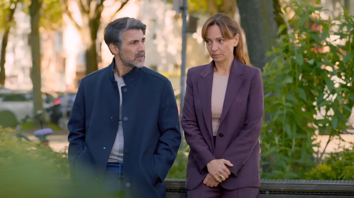 Ferhat (Harun Yildirim) ist fassungslos, dass Dana (Viola Wedekind) Nuray beim Sterben geholfen hat.