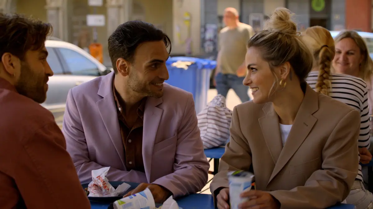 Nihat (Timur Ülker) freut sich über ein Wiedersehen mit seiner Schwester Liz (Sarah Mangione). Auch Julian (Onno Buß) findet Gefallen daran.