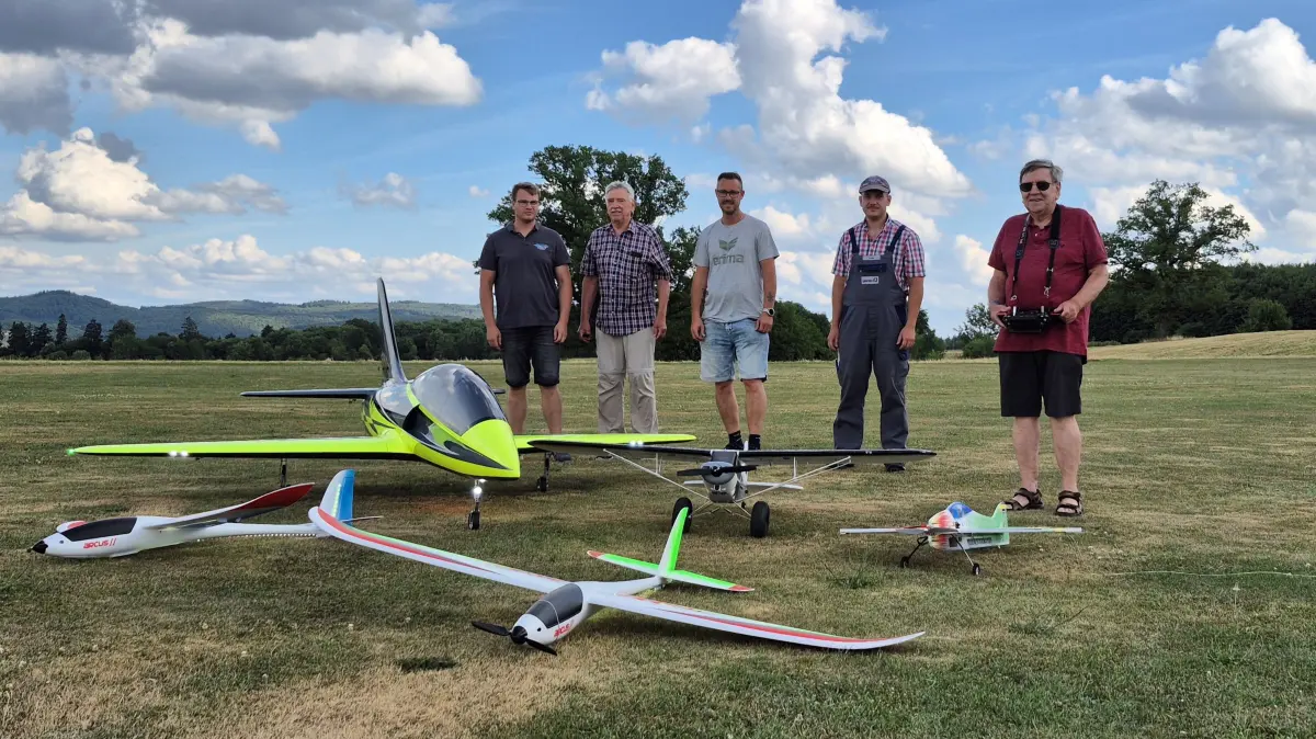 Die Mitglieder des Modellflugvereins St. Johann freuen sich schon auf das Flugplatzfest: Tim Wagner, Hans Schweizer, Tobias Scheiber, Nico Nau und Günther Schweizer üben bei jeder Gelegenheit für die Vorführungen.