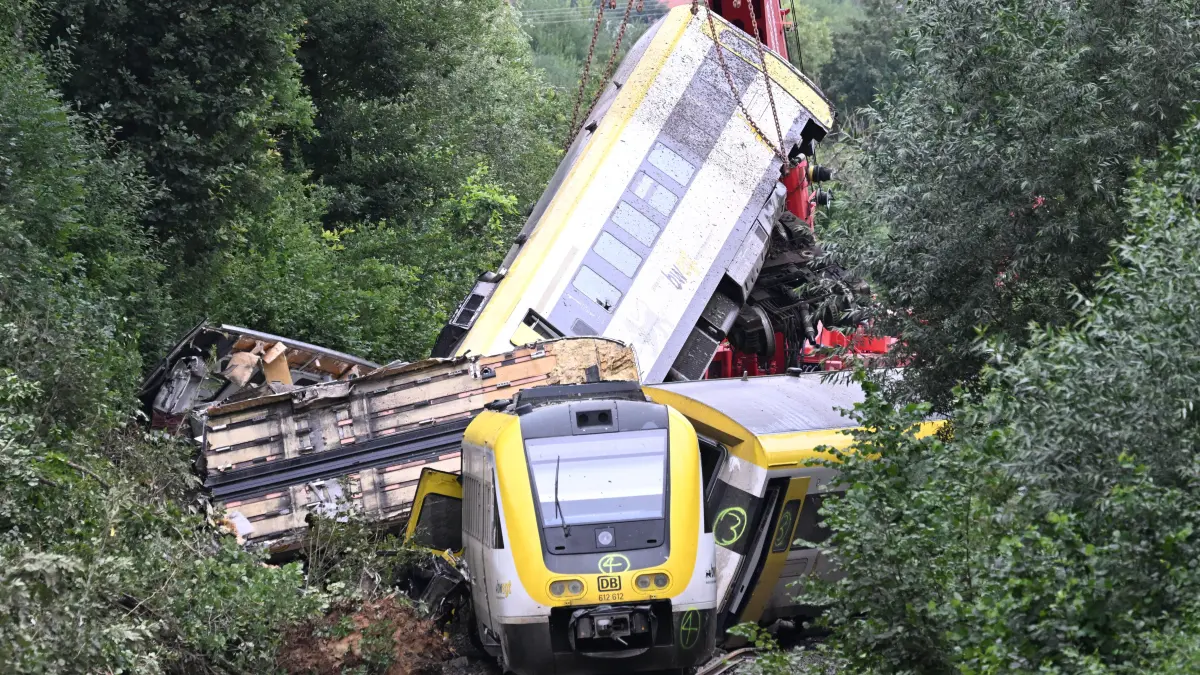 Mit einem Kran wurde ein Waggon angehoben. Das Unglück ist nun rund ein Jahr her.