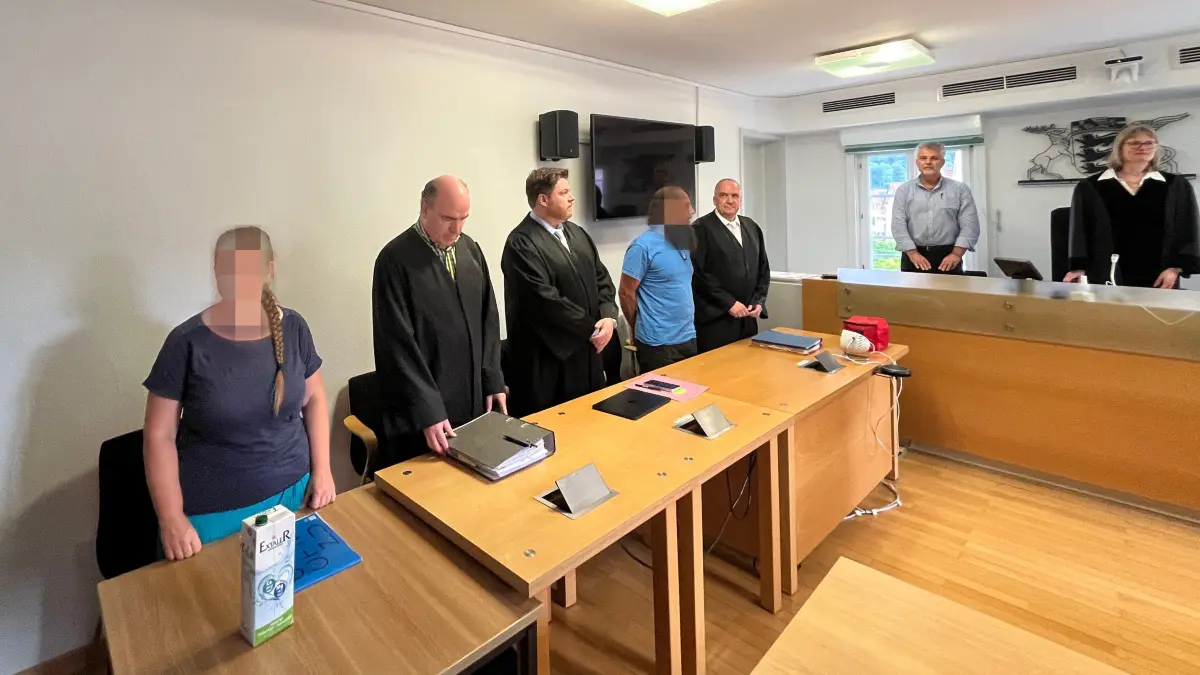 Die „Reichbürger Eltern“ am ersten Verhandlungstag im Amtsgericht Horb mit ihren Verteidigern (von links): Stefan Wally, Daniel Kiss und Rüdiger Kaulmann.
