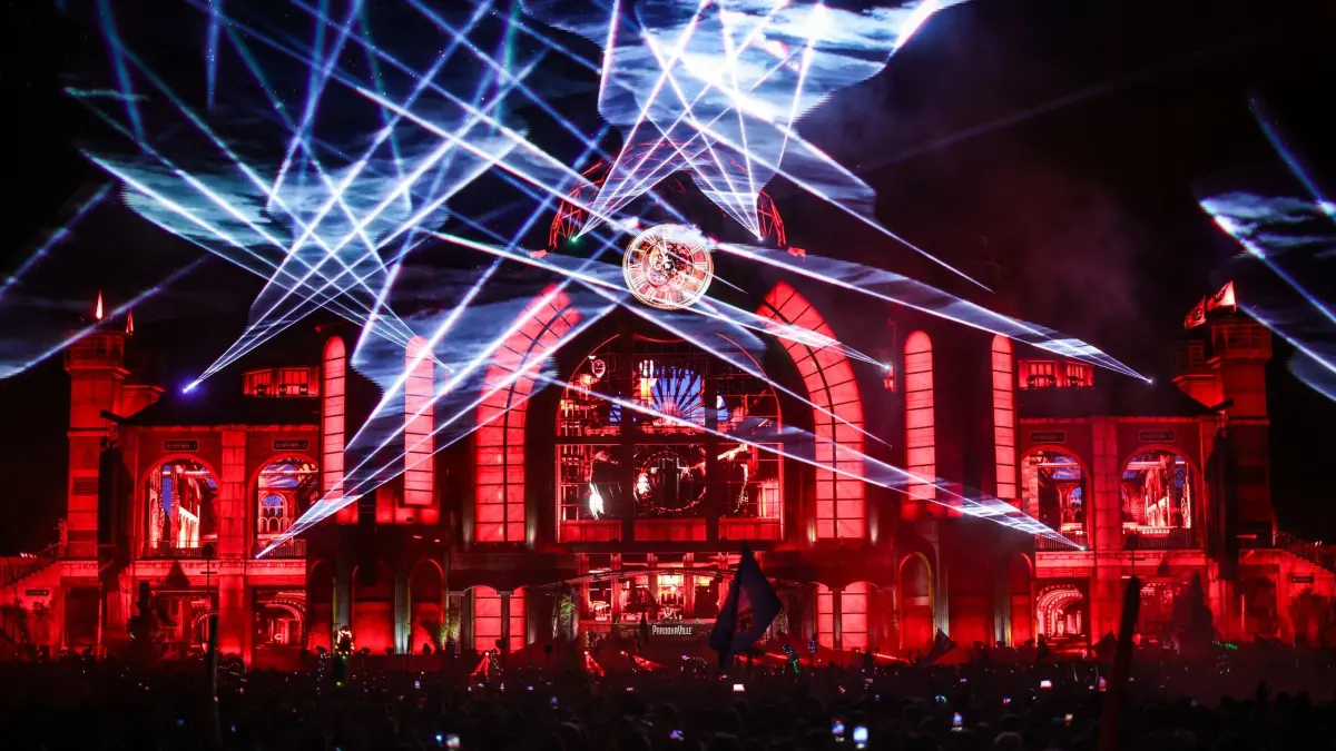 Parookaville-Festival: ARCHIV - 19.07.2025, Nordrhein-Westfalen, Weeze: Lasershow beim Auftritt von DJ Timmy Trumpet an der Mainstage beim Parookaville-Festival 2025. (zu dpa: «Topacts und neue Bühne beim Parookaville-Festival») Foto: Christoph Reichwein/dpa +++ dpa-Bildfunk +++