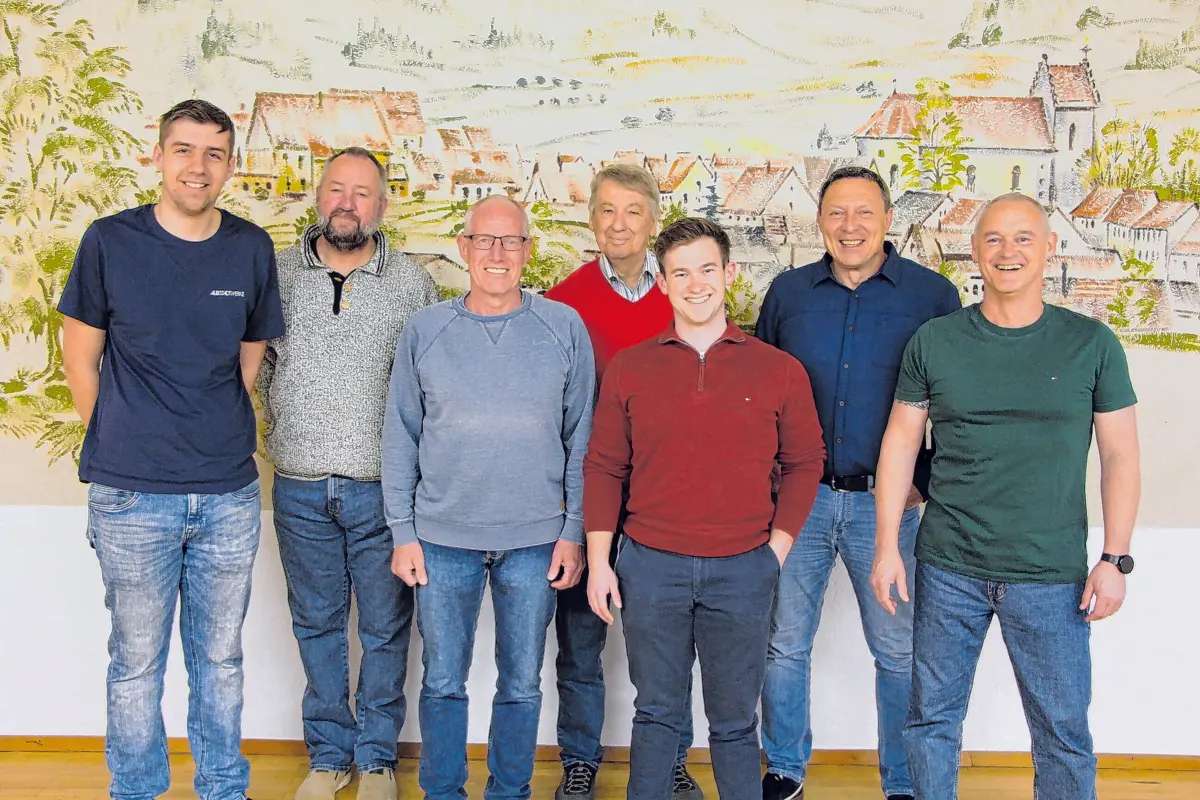 Das Vorstandsteam, das den SV Killer wieder in die Spur bringen will (v. l.): Beisitzer Timo Petznik, Kassierer Manfred Heinrichs, Sportwart Gerd Schäfer, 2. Kassierer Georg Simmendinger, Beisitzer Yannik Bumillersowie die beiden Vorsitzenden Hermann Stifel und Alexander Bumiller. Auf dem Foto fehlen die 2. Vorsitzende Elsbeth Bumiller undSchriftführer Marius Kaupp. ⇥Fotos: Hubert Pfister