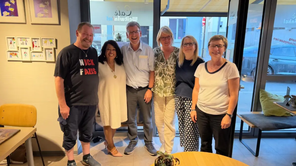 Von links: Hardy Glaser (Kirchengemeinderat), Juandalynn Abernathy, Wolfgang Braun (katholischer Stadtpfarrer), Astrid Benner (Ehrenamtliche), Daniela Brändle (Studienleiterin im evangelischen Schuldekanat), Birgit Wurster (evangelische Stadtpfarrerin).