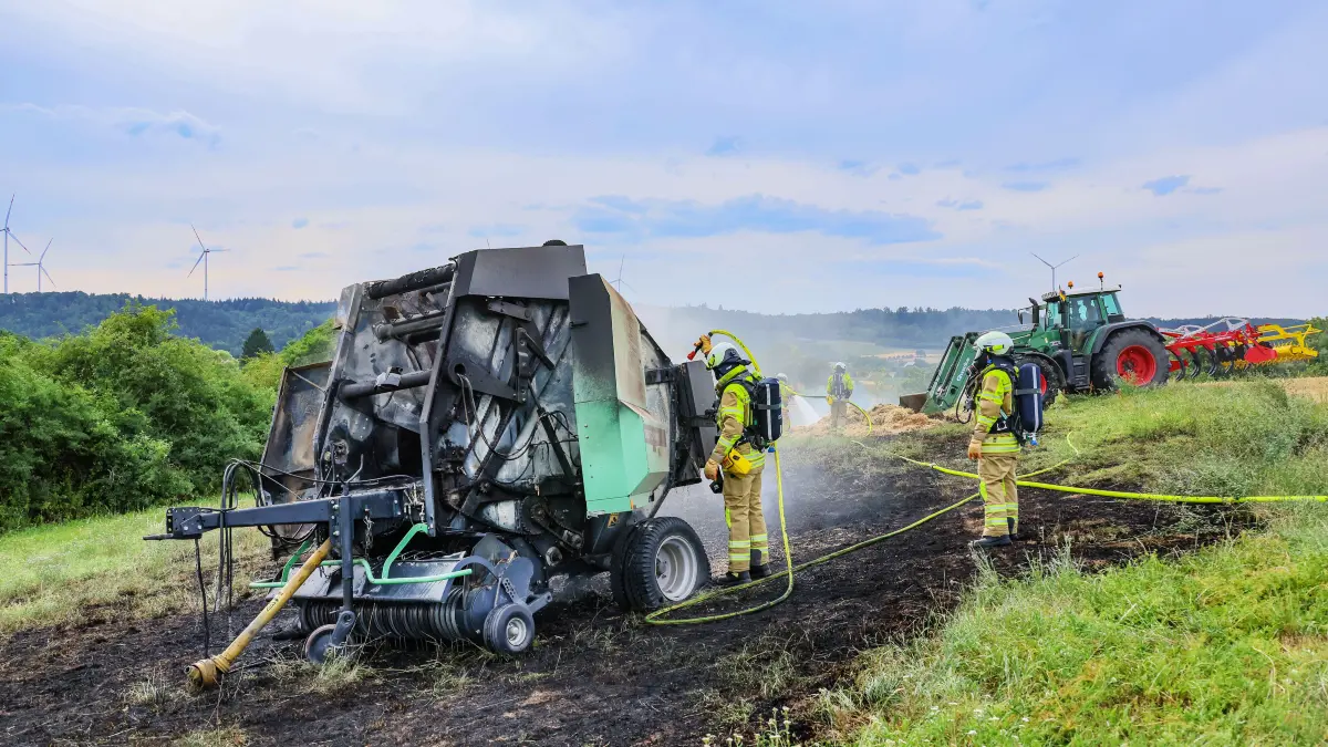 Zwischen Bibersfeld und Michelfeld brennt am Montagnachmittag eine Ballenpresse auf dem staubtrockenen Acker. Die Freiwillige Feuerwehr Schwäbisch Hall kann einen Flächenbrand verhindern.