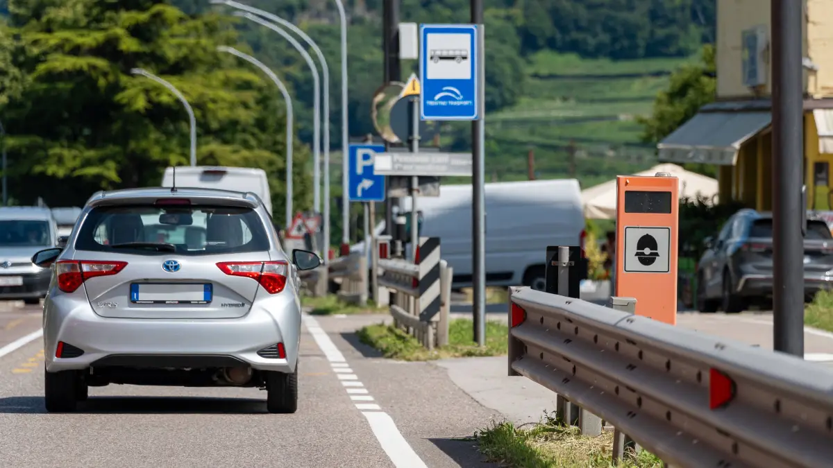 Nago-Torbole, Lake Garda, Italy - July 18, 2025: Italian speed camera on a country road - drivers approach the measuring station. Speed limit and control ensure appropriate speed at the entrance to the town. *** Italienischer Blitzer an einer Landstraße Autofahrer nähern sich der Messstation. Tempolimit und Kontrolle sorgen für angepasste Geschwindigkeit im Ortseingang.