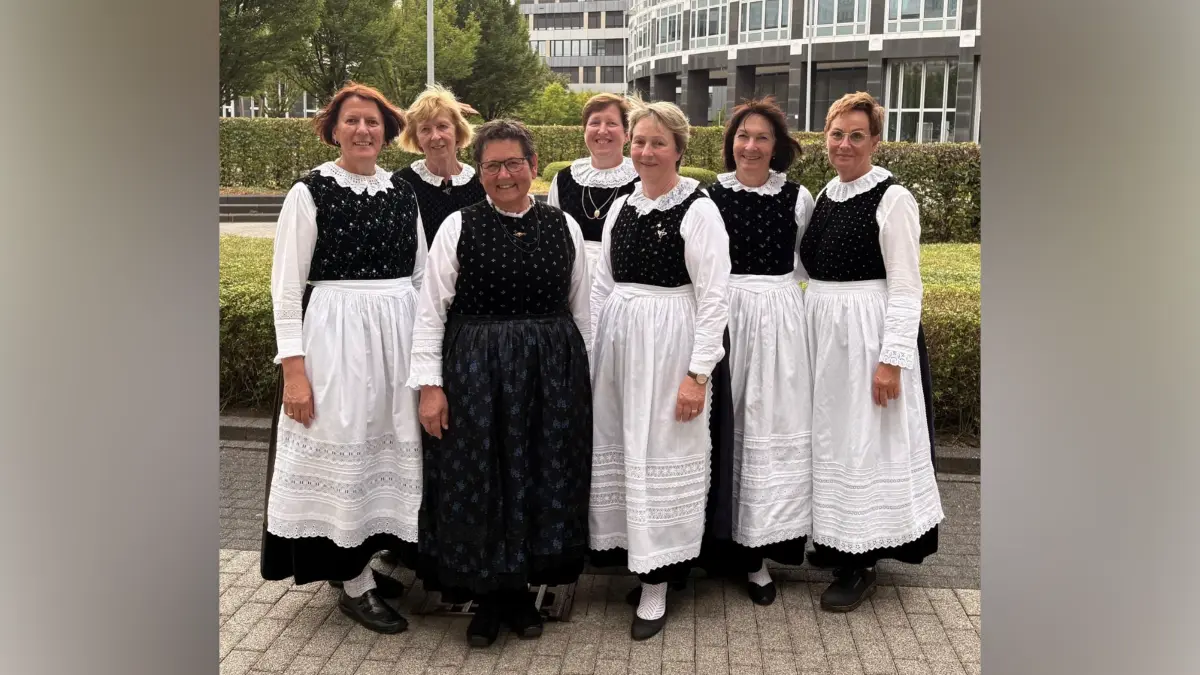 Im "Musikhäs" in der Landeshauptstadt: Christl Eberhardt (3.v.l.) wurde von etlichen Langenauer Landfrauen begleitet