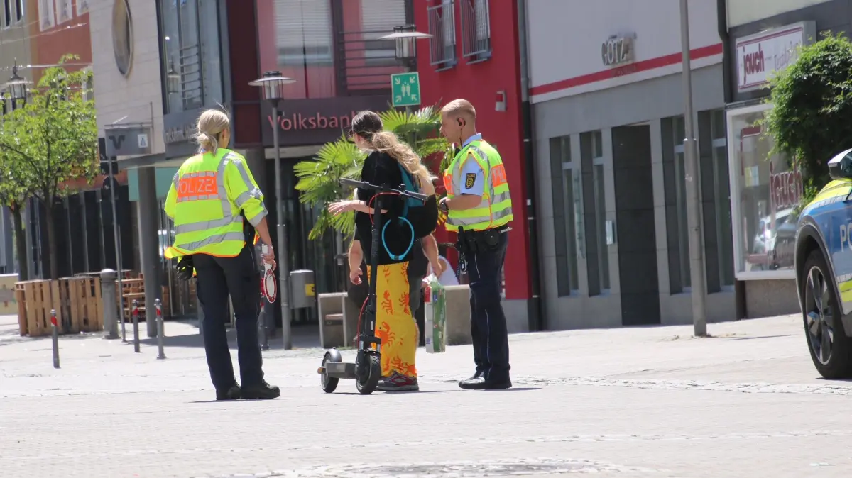 Eine geplante, gemeinsame Kontrollaktion von Polizei und KOD zog am Montagnachmittag an der Wilhelmstraße und vor dem Crailsheimer Rathaus in der Langen Straße Aufmerksamkeit auf sich.