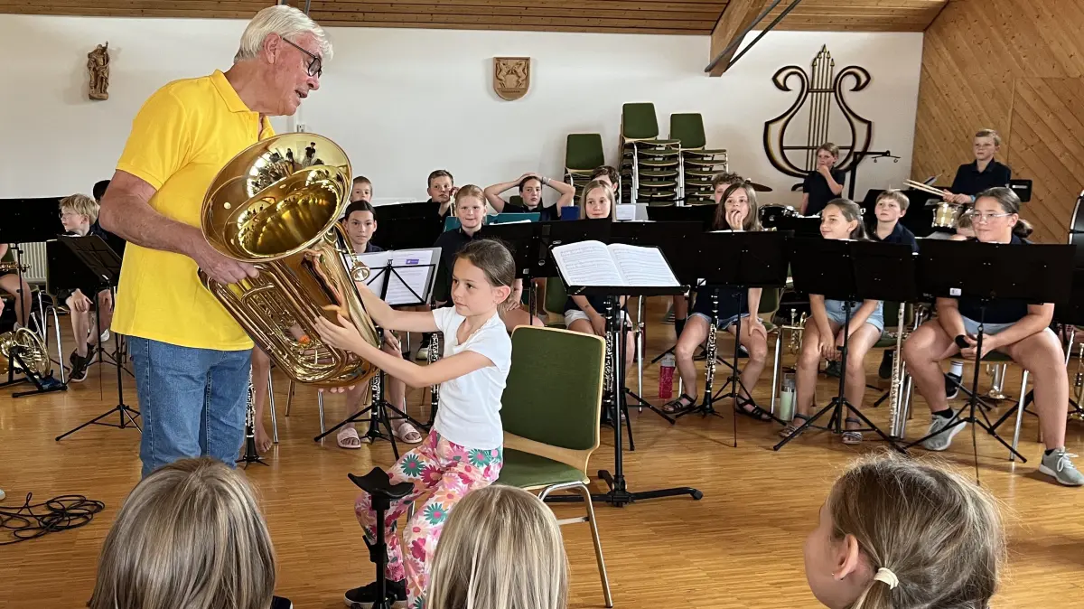 Bläserbande der Musikkapelle Mehrstetten. Christoph Stephan vom Lions Club Ermstal überreicht Laura Schmidt die neue Kindertuba.