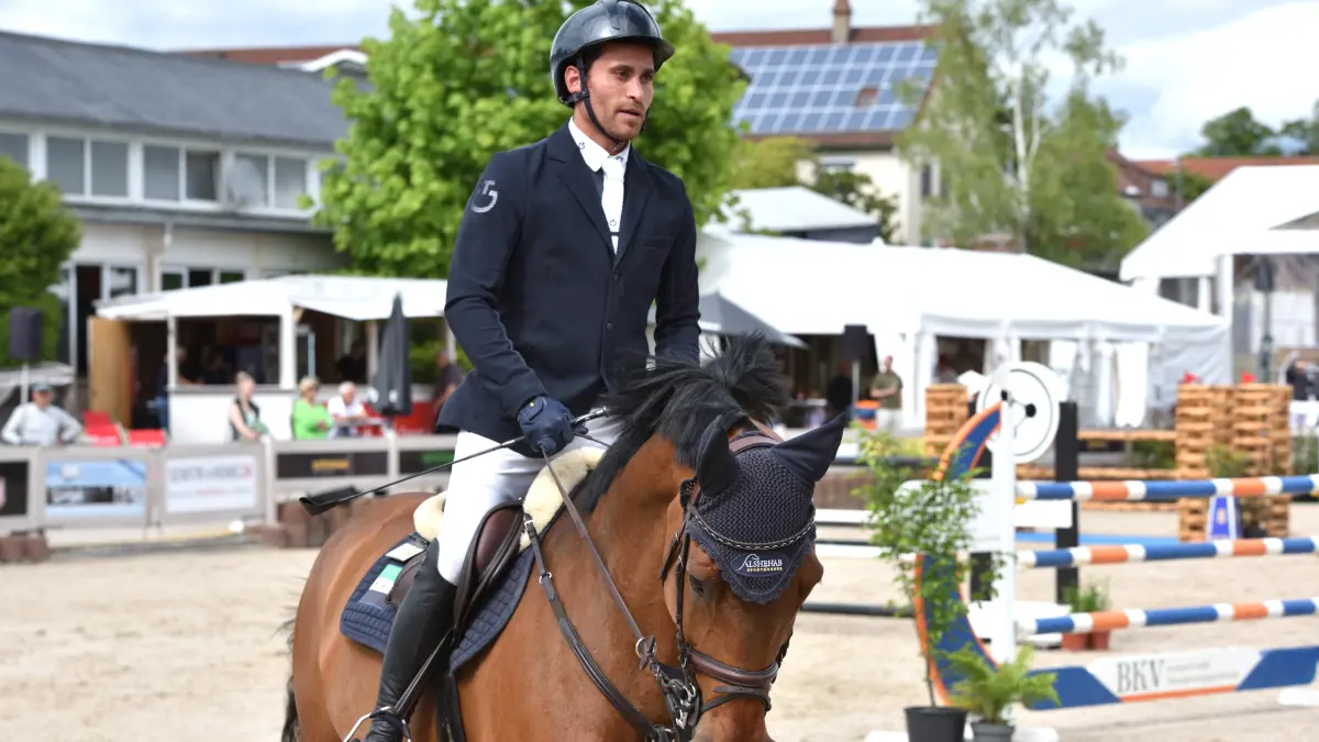Volle Konzentration vor dem Start: Hirschhof-Ass Mogheeth Alshehab hat für das Nordstetten-Turnier ab diesem Freitag die Zügel seiner Springpferde fest im Griff.
