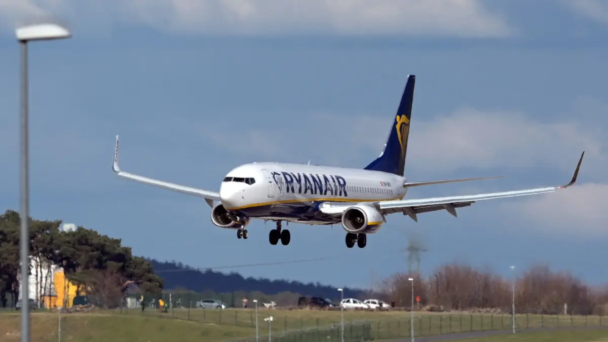 Flieger von Ryanair: ARCHIV - 03.04.2021, Brandenburg, Schönefeld: Eine Boeing 737-8AS der Fluggesellschaft Ryanair aus Fuerteventura (Spanien) kommend ist im Landeanflug am Flughafen Berlin Brandenburg "Willy Brandt". Eine andere Ryanair-Maschine des gleichen Typs, die auf dem Weg von Thessaloniki nach Süddeutschland war, ist nach einem Zwischenfall kurz nach dem Start zum Flughafen zurückgekehrt. (Zu dpa «Fenster bricht - Ryanair-Maschine nach Memmingen kehrt um») (zu dpa: «Nach Fensterschock: Frau schildert Horrorflug nach Memmingen») Foto: Soeren Stache/dpa-Zentralbild/dpa +++ dpa-Bildfunk +++