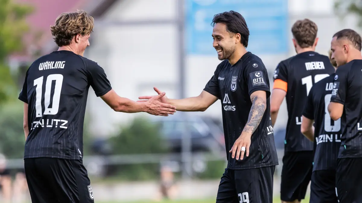 SSV Ulm 1846 vs. FC Augsburg II, Fußball, Testspiel, Saison 2026/2027, 14.07.2026: Torjubel Jubel Freude nach Treffer Tor Torschuss zum 1:0 durch 29 Achitpol Keereerom (SSV Ulm 1846 Fußball). v.l. 10 Oliver Wähling (SSV Ulm 1846 Fußball), 29 Achitpol Keereerom (SSV Ulm 1846 Fußball)
SSV Ulm 1846 vs. FC Augsburg II, Fußball, Testspiel, Saison 2026/2027, 14.07.2026
Foto: Eibner-Pressefoto/Lucca Fundel