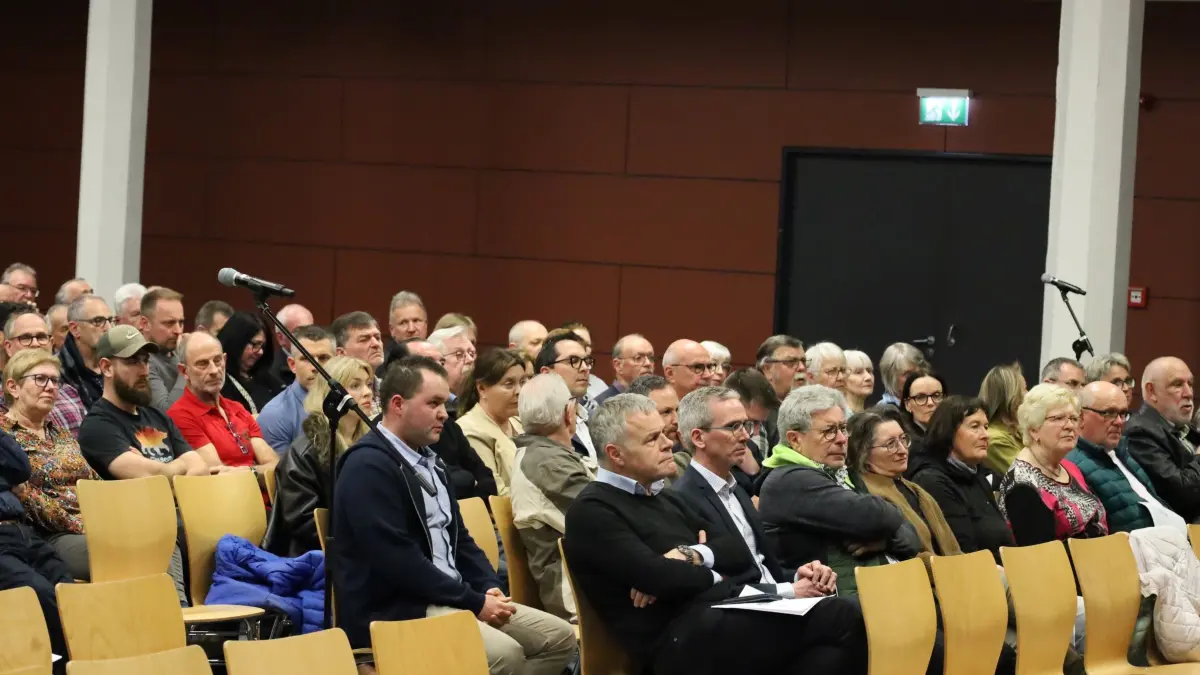 Bei der Vorstellung des Windkraft-Projektierers Sowitec im März im Sulzer Backsteinbau verfolgten auch Hauptamtsleiter Hartmut Walter und Bürgermeister Jens Keucher (vorne von links) den Vortrag. Anschließend gab es viele kritische Fragen.