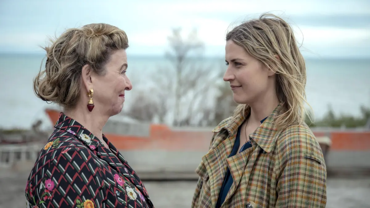 Eigentlich wollten Lissi (Morgane Ferru, r.) und ihre Mutter Silvia (Margarita Broich) gemeinsam nach Cancale fahren, doch alles kommt anders.