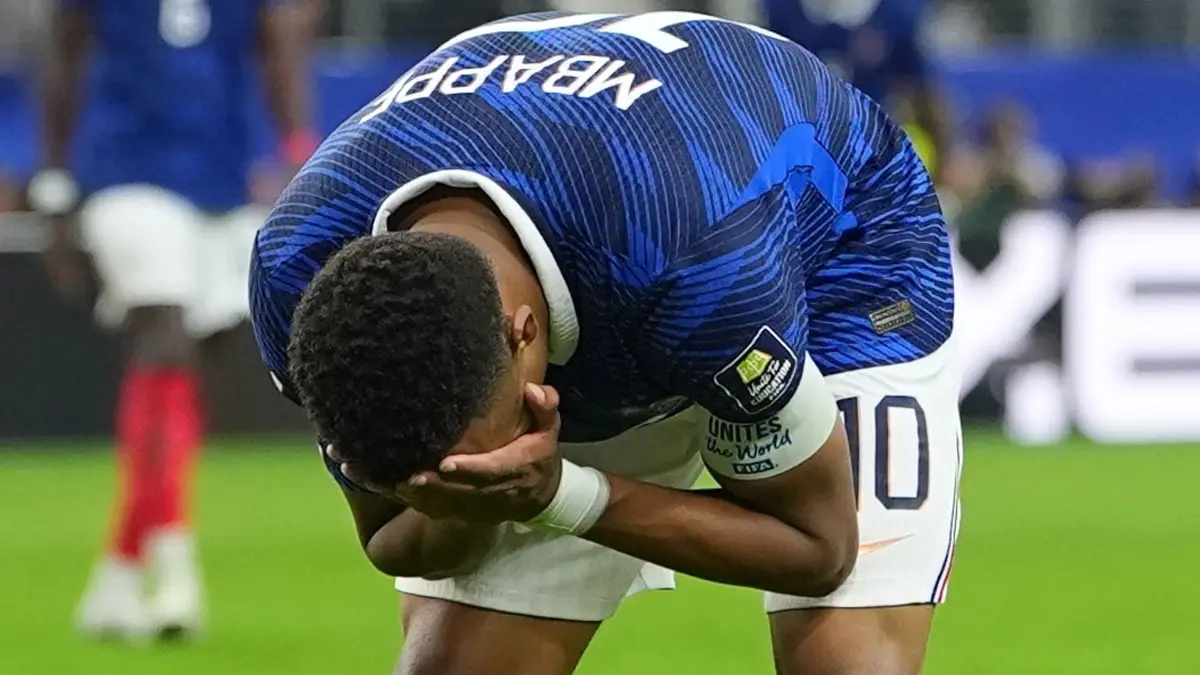WM 2026 - Frankreich - Spanien: 14.07.2026, USA, Arlington: Fußball, Männer, WM 2026, Frankreich - Spanien, Halbfinale, Dallas -Stadion in Arlington. Der Franzose Kylian Mbappé reagiert während des WM-Halbfinalspiels. Foto: Julio Cortez/AP/dpa +++ dpa-Bildfunk +++