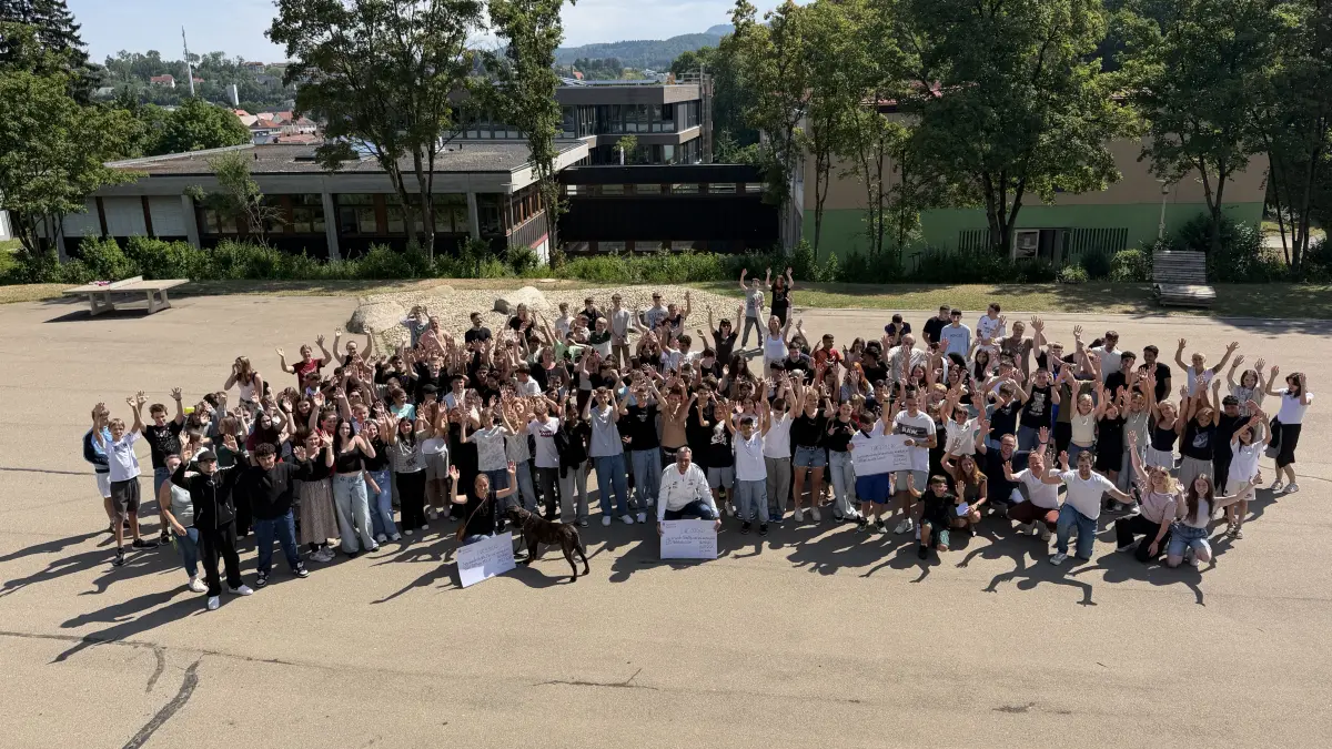 Die Schüler der Werkrealschule freuen sich auf dem Schulhof über das Geld, das beim Benefizlauf im April zusammengekommen ist. Über Spenden freuten sich bei der Übergabe im Schulhof die Vertreter von Lebenshilfe, LG Steinlach-Zollern und Tierschutzverein Tailfingen.