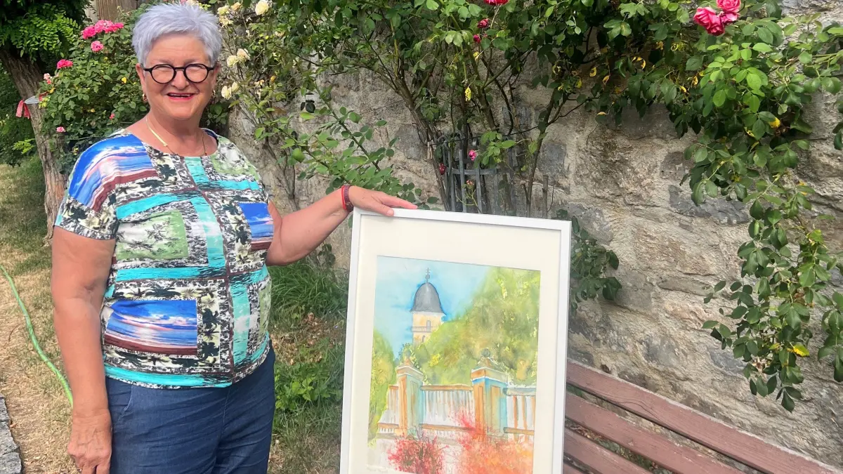 Ulla Eckert mit ihrem Bild von der Hofgartenmauer an der Hofgartenmauer