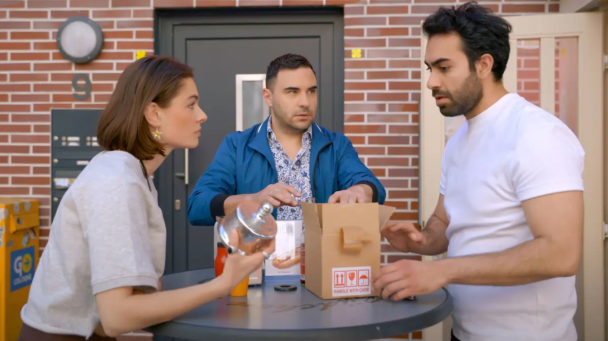 Larissa (Ilka Mahrholz) ist von Baris' (Metehan Demiröz) Flirt-Spielchen genervt. In der Mitte Easy (Lars Steinhöfel)