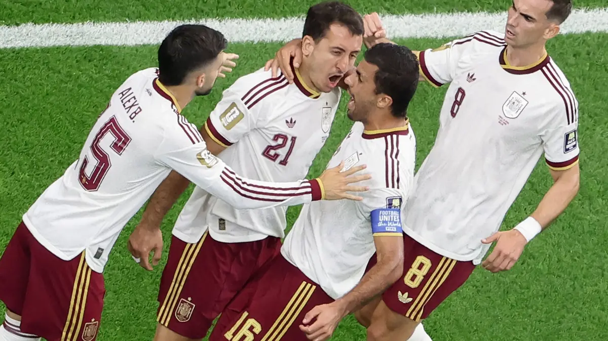 FBL-WC-2026-MATCH101-FRA-ESP: Spain's forward #21 Mikel Oyarzabal (2L) celebrates with teammates after scoring Spain's first goal from the penalty spot during the 2026 World Cup football tournament semi-final match between France and Spain at the Dallas Stadium in Arlington on July 14, 2026. (Photo by Aric Becker / AFP)