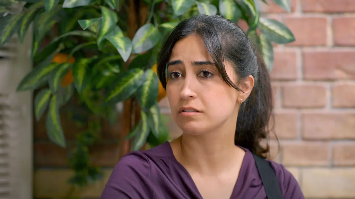 Esmas (Özge Delioglan) schlechtes Gewissen ob ihres Betrugs wird unabsichtlich von Tobias befeuert.